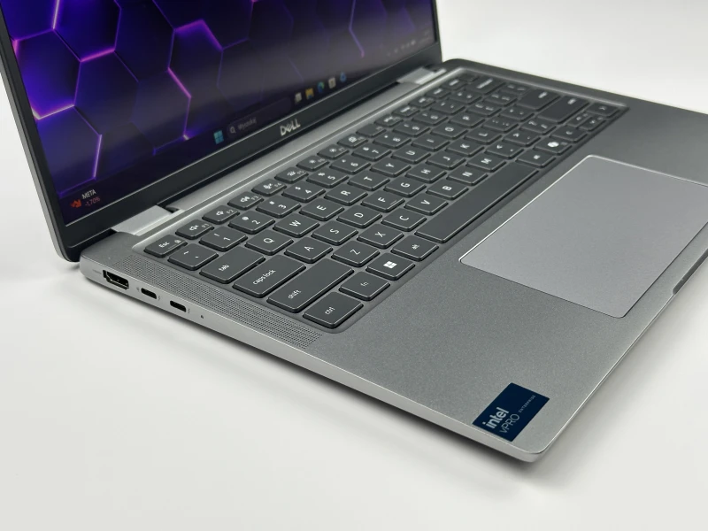 Dell Latitude 7450 z procesorem Intel Core Ultra 7 165U, 16 GB RAM i dotykowym ekranem 14″ FHD+. Laptop biznesowy z klawiaturą US.