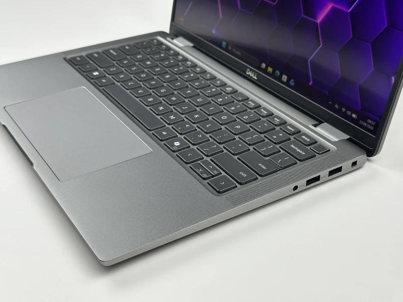 Dell Latitude 7450 z procesorem Intel Core Ultra 7 165U, 16 GB RAM i dotykowym ekranem 14″ FHD+. Laptop biznesowy z klawiaturą US.