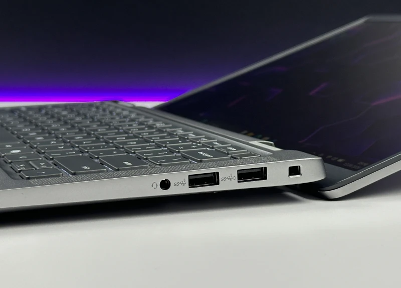 Dell Latitude 7450 z procesorem Intel Core Ultra 7 165U, 16 GB RAM i dotykowym ekranem 14″ FHD+. Laptop biznesowy z klawiaturą US.