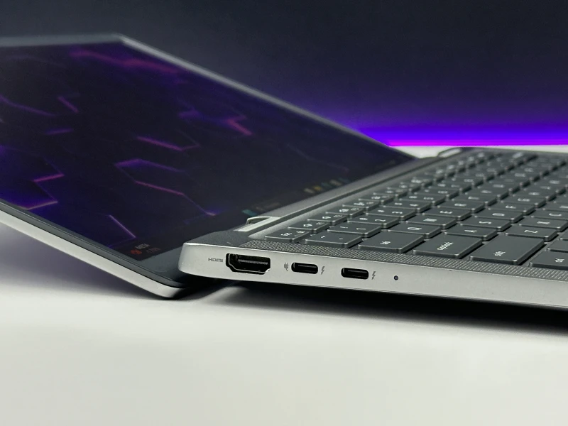 Dell Latitude 7450 z procesorem Intel Core Ultra 7 165U, 16 GB RAM i dotykowym ekranem 14″ FHD+. Laptop biznesowy z klawiaturą US.
