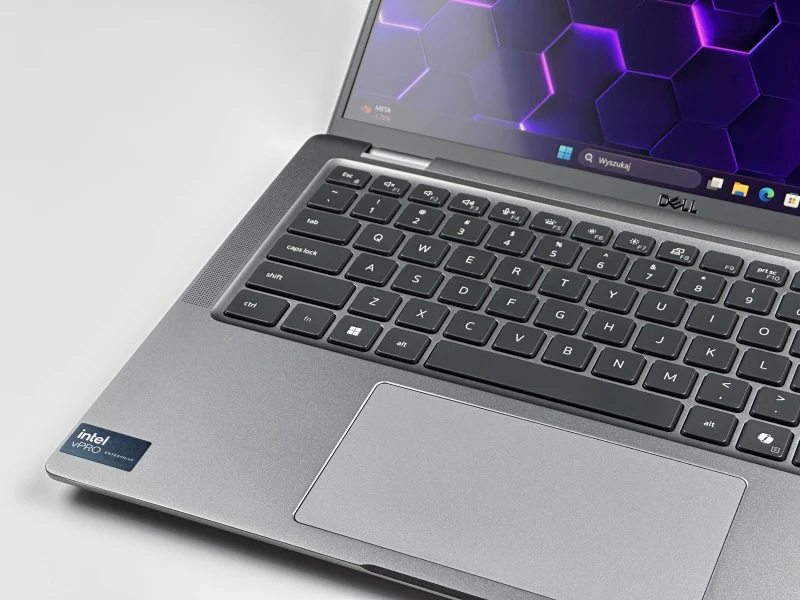 Dell Latitude 7450 z procesorem Intel Core Ultra 7 165U, 16 GB RAM i dotykowym ekranem 14″ FHD+. Laptop biznesowy z klawiaturą US.