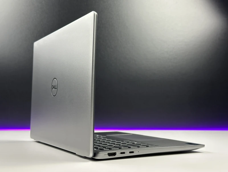 Dell Latitude 7450 z procesorem Intel Core Ultra 7 165U, 16 GB RAM i dotykowym ekranem 14″ FHD+. Laptop biznesowy z klawiaturą US.