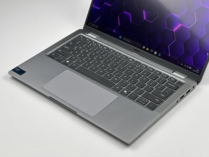 Dell Latitude 7450 z procesorem Intel Core Ultra 7 165U, 16 GB RAM i dotykowym ekranem 14″ FHD+. Laptop biznesowy z klawiaturą US.