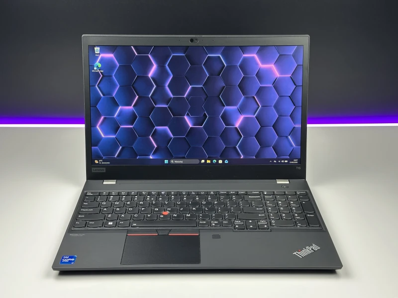 Lenovo ThinkPad T15 Gen 2 z i7-1185G7 i ekranem 15,6". Biznesowy laptop z klawiaturą US, obsługą Thunderbolt 4 i wytrzymałą konstrukcją zgodną.