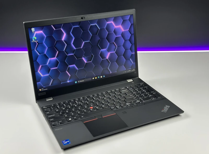 Lenovo ThinkPad T15 Gen 2 z i7-1185G7 i ekranem 15,6". Biznesowy laptop z klawiaturą US, obsługą Thunderbolt 4 i wytrzymałą konstrukcją zgodną.