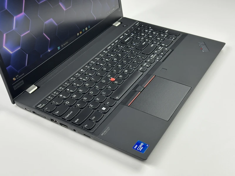 Lenovo ThinkPad T15 Gen 2 z i7-1185G7 i ekranem 15,6". Biznesowy laptop z klawiaturą US, obsługą Thunderbolt 4 i wytrzymałą konstrukcją zgodną.