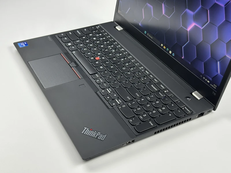 Lenovo ThinkPad T15 Gen 2 z i7-1185G7 i ekranem 15,6". Biznesowy laptop z klawiaturą US, obsługą Thunderbolt 4 i wytrzymałą konstrukcją zgodną.