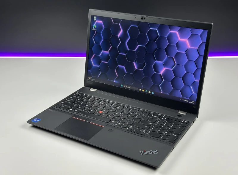 Lenovo ThinkPad T15 Gen 2 z i7-1185G7 i ekranem 15,6". Biznesowy laptop z klawiaturą US, obsługą Thunderbolt 4 i wytrzymałą konstrukcją zgodną.