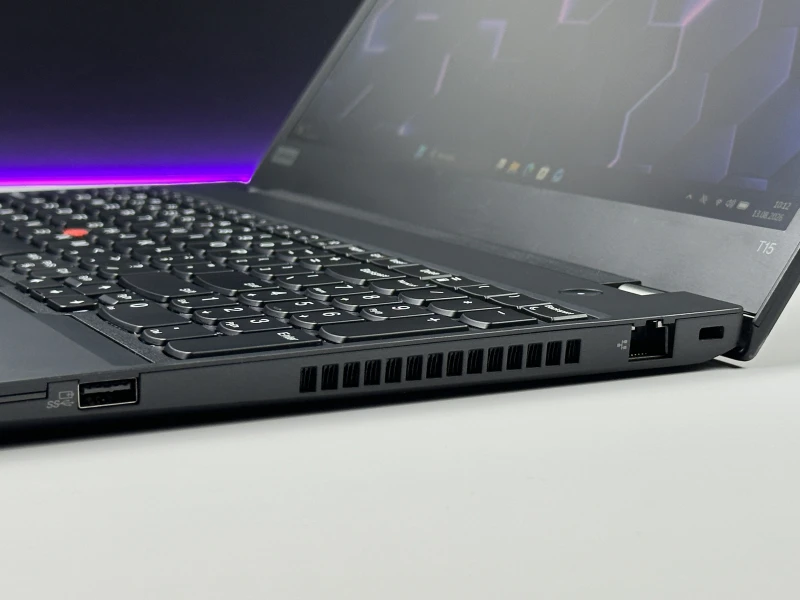 Lenovo ThinkPad T15 Gen 2 z i7-1185G7 i ekranem 15,6". Biznesowy laptop z klawiaturą US, obsługą Thunderbolt 4 i wytrzymałą konstrukcją zgodną.