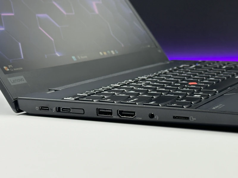 Lenovo ThinkPad T15 Gen 2 z i7-1185G7 i ekranem 15,6". Biznesowy laptop z klawiaturą US, obsługą Thunderbolt 4 i wytrzymałą konstrukcją zgodną.