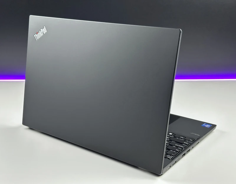 Lenovo ThinkPad T15 Gen 2 z i7-1185G7 i ekranem 15,6". Biznesowy laptop z klawiaturą US, obsługą Thunderbolt 4 i wytrzymałą konstrukcją zgodną.