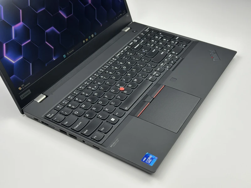 Lenovo ThinkPad T15 Gen 2 z i7-1185G7 i ekranem 15,6". Biznesowy laptop z klawiaturą US, obsługą Thunderbolt 4 i wytrzymałą konstrukcją zgodną.