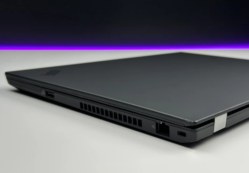 Lenovo ThinkPad T15 Gen 2 z i7-1185G7 i ekranem 15,6". Biznesowy laptop z klawiaturą US, obsługą Thunderbolt 4 i wytrzymałą konstrukcją zgodną.