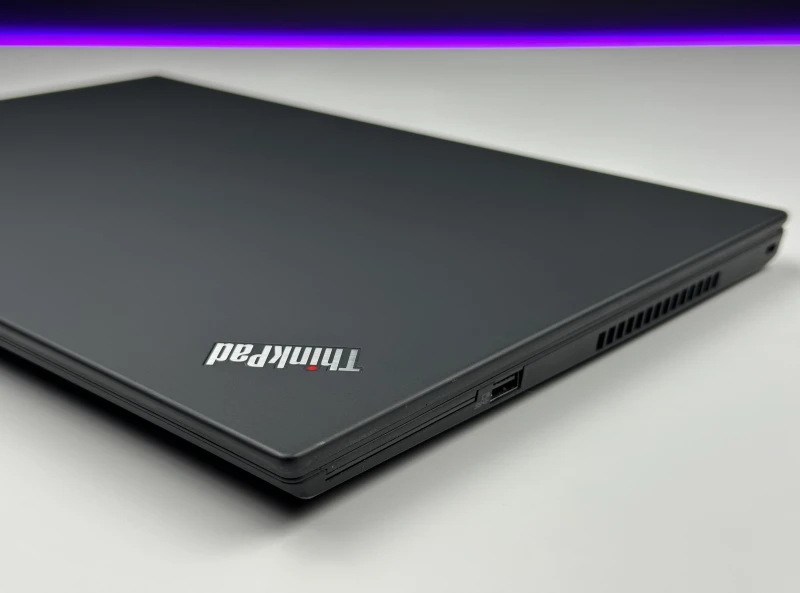 Lenovo ThinkPad T15 Gen 2 z procesorem i7-1185G7, ekranem 15.6" FHD i Intel Iris Xe. Laptop biznesowy z klawiaturą US i Wi-Fi 6.