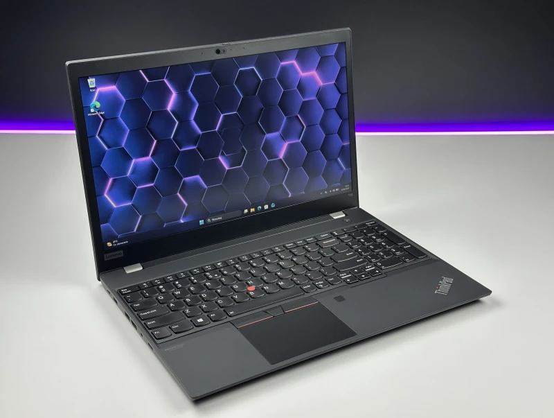 Lenovo ThinkPad T15 Gen 2 z procesorem i7-1185G7, ekranem 15.6" FHD i Intel Iris Xe. Laptop biznesowy z klawiaturą US i Wi-Fi 6.