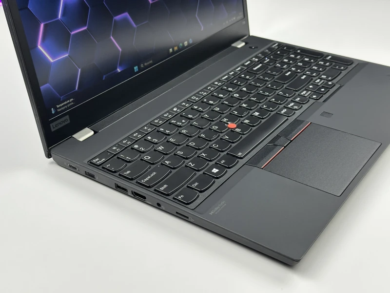 Lenovo ThinkPad T15 Gen 2 z procesorem i7-1185G7, ekranem 15.6" FHD i Intel Iris Xe. Laptop biznesowy z klawiaturą US i Wi-Fi 6.