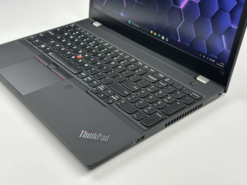 Lenovo ThinkPad T15 Gen 2 z procesorem i7-1185G7, ekranem 15.6" FHD i Intel Iris Xe. Laptop biznesowy z klawiaturą US i Wi-Fi 6.