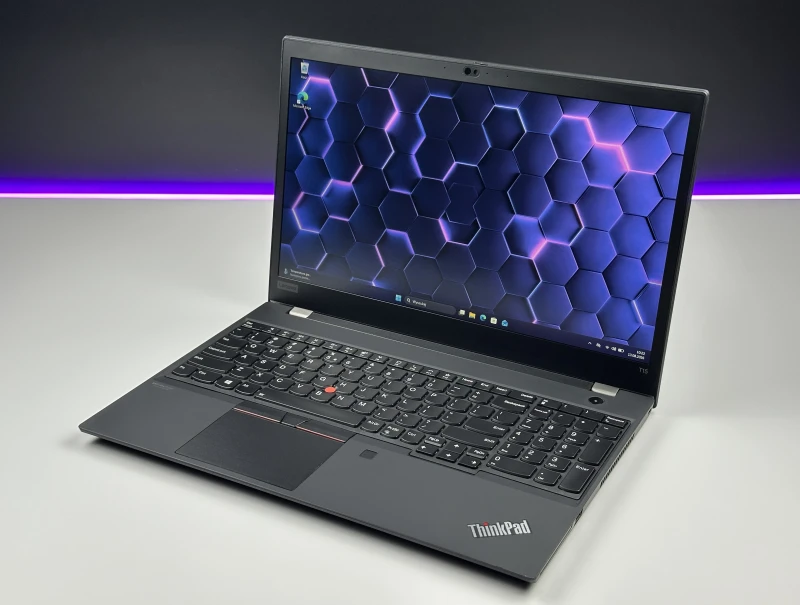 Lenovo ThinkPad T15 Gen 2 z procesorem i7-1185G7, ekranem 15.6" FHD i Intel Iris Xe. Laptop biznesowy z klawiaturą US i Wi-Fi 6.