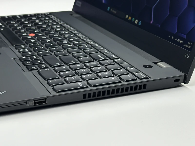 Lenovo ThinkPad T15 Gen 2 z procesorem i7-1185G7, ekranem 15.6" FHD i Intel Iris Xe. Laptop biznesowy z klawiaturą US i Wi-Fi 6.