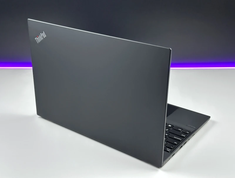Lenovo ThinkPad T15 Gen 2 z procesorem i7-1185G7, ekranem 15.6" FHD i Intel Iris Xe. Laptop biznesowy z klawiaturą US i Wi-Fi 6.