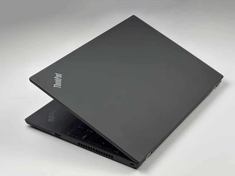 Lenovo ThinkPad T15 Gen 2 z procesorem i7-1185G7, ekranem 15.6" FHD i Intel Iris Xe. Laptop biznesowy z klawiaturą US i Wi-Fi 6.