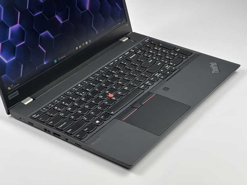 Lenovo ThinkPad T15 Gen 2 z procesorem i7-1185G7, ekranem 15.6" FHD i Intel Iris Xe. Laptop biznesowy z klawiaturą US i Wi-Fi 6.