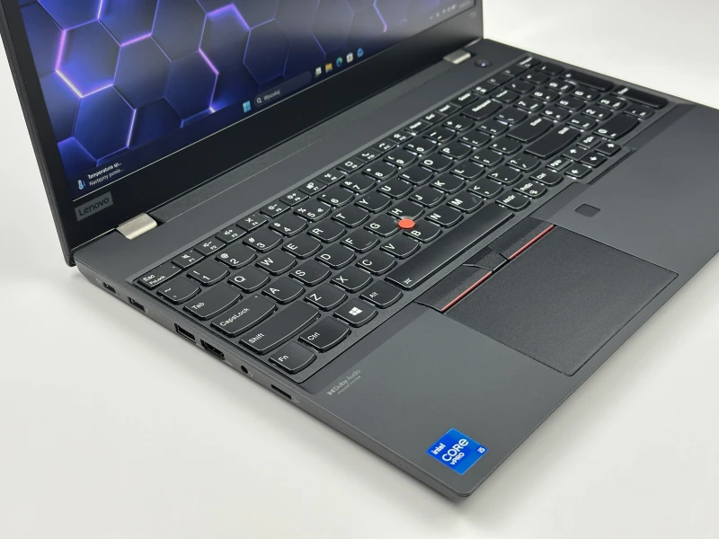 Lenovo ThinkPad T15 Gen 2 z procesorem i5-1145G7, ekranem 15.6" FHD i Intel Iris Xe. Laptop biznesowy z klawiaturą US i Thunderbolt 4.