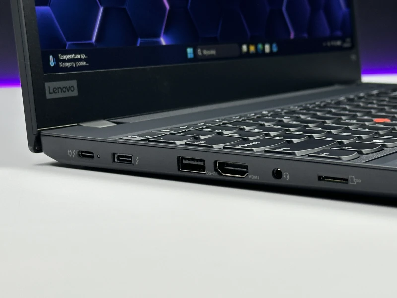 Lenovo ThinkPad T15 Gen 2 z procesorem i5-1145G7, ekranem 15.6" FHD i Intel Iris Xe. Laptop biznesowy z klawiaturą US i Thunderbolt 4.