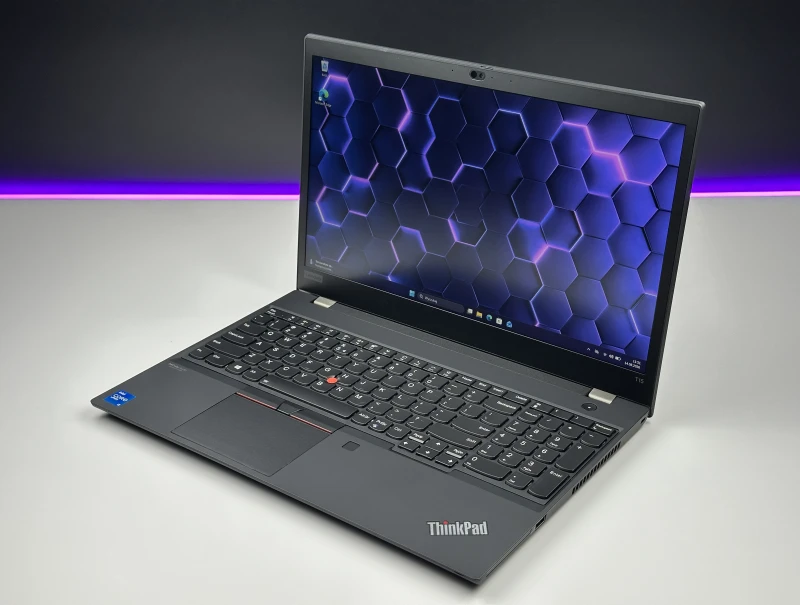Lenovo ThinkPad T15 Gen 2 z procesorem i5-1145G7, ekranem 15.6" FHD i Intel Iris Xe. Laptop biznesowy z klawiaturą US i Thunderbolt 4.