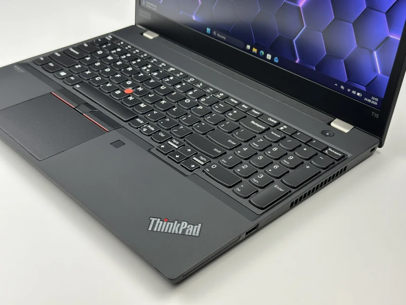 Lenovo ThinkPad T15 Gen 2 z procesorem i5-1145G7, ekranem 15.6" FHD i Intel Iris Xe. Laptop biznesowy z klawiaturą US i Thunderbolt 4.