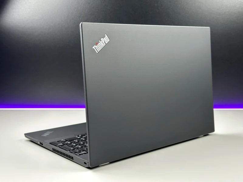 Lenovo ThinkPad T15 Gen 2 z procesorem i5-1145G7, ekranem 15.6" FHD i Intel Iris Xe. Laptop biznesowy z klawiaturą US i Thunderbolt 4.