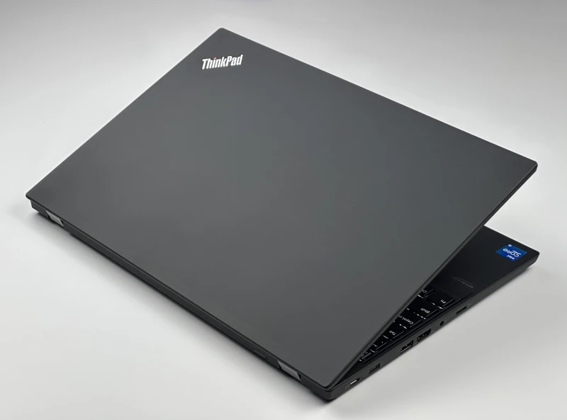 Lenovo ThinkPad T15 Gen 2 z procesorem i5-1145G7, ekranem 15.6" FHD i Intel Iris Xe. Laptop biznesowy z klawiaturą US i Thunderbolt 4.