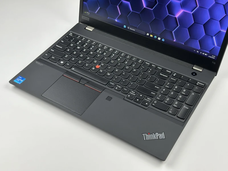 Lenovo ThinkPad T15 Gen 2 z procesorem i5-1145G7, ekranem 15.6" FHD i Intel Iris Xe. Laptop biznesowy z klawiaturą US i Thunderbolt 4.