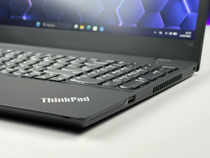 Lenovo ThinkPad T15 Gen 2 z procesorem i5-1145G7, ekranem 15.6" FHD i Intel Iris Xe. Laptop biznesowy z klawiaturą US i Thunderbolt 4.
