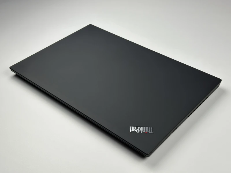 Lenovo ThinkPad T15 Gen 2 z procesorem i5-1145G7, ekranem 15.6" FHD i Intel Iris Xe. Laptop biznesowy z klawiaturą US i Thunderbolt 4.