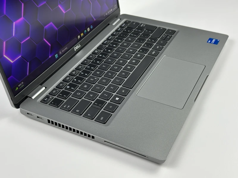Dell Latitude 5420 z procesorem i5-1145G7, ekranem 14" FHD i grafiką Intel Iris Xe Graphics. Laptop biznesowy z portami Thunderbolt 4.