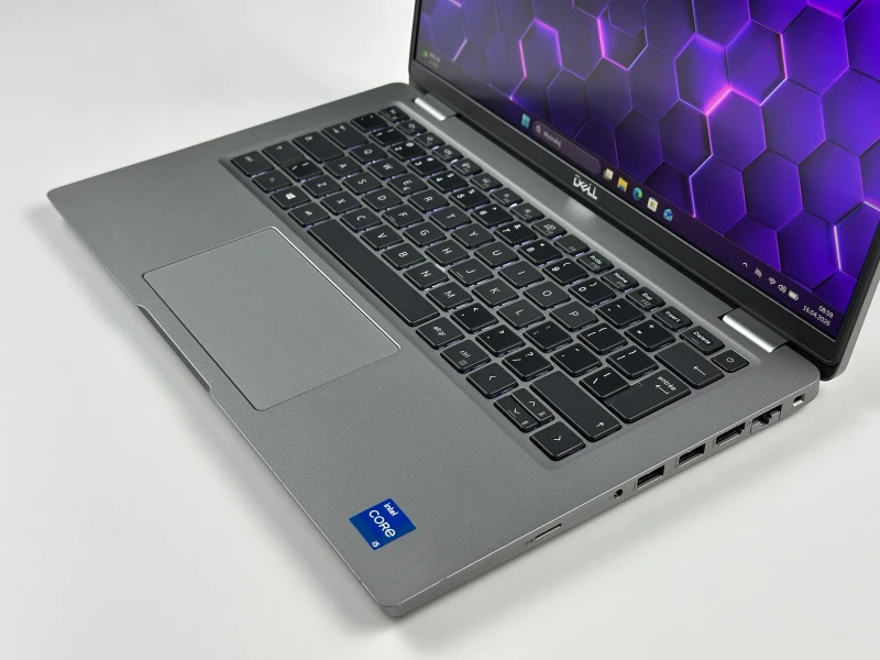 Dell Latitude 5420 z procesorem i5-1145G7, ekranem 14" FHD i grafiką Intel Iris Xe Graphics. Laptop biznesowy z portami Thunderbolt 4.