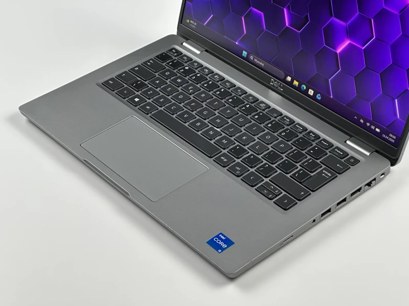 Dell Latitude 5420 z procesorem i5-1145G7, ekranem 14" FHD i grafiką Intel Iris Xe Graphics. Laptop biznesowy z portami Thunderbolt 4.