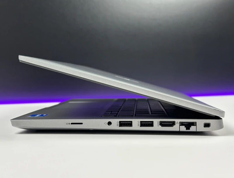 Dell Latitude 5420 z procesorem i5-1145G7, ekranem 14" FHD i grafiką Intel Iris Xe Graphics. Laptop biznesowy z portami Thunderbolt 4.