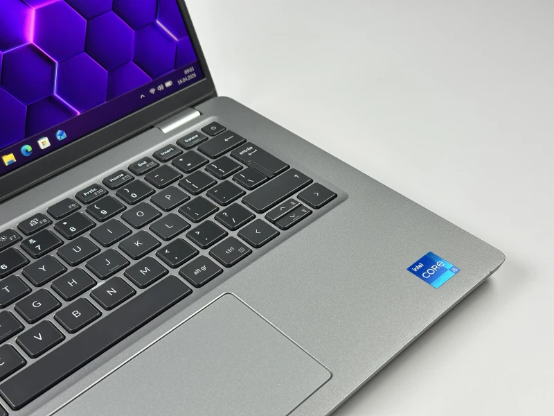 Dell Latitude 5420 z procesorem i5-1145G7, ekranem 14" FHD i grafiką Intel Iris Xe Graphics. Laptop biznesowy z portami Thunderbolt 4.