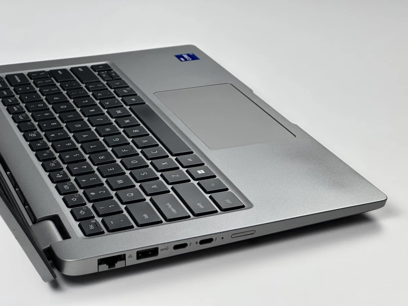 Dell Latitude 5440 z procesorem i7-1370P, ekranem 14" FHD i grafiką Intel Iris Xe Graphics. Laptop biznesowy z klawiaturą US i portami Thunderbolt 4.