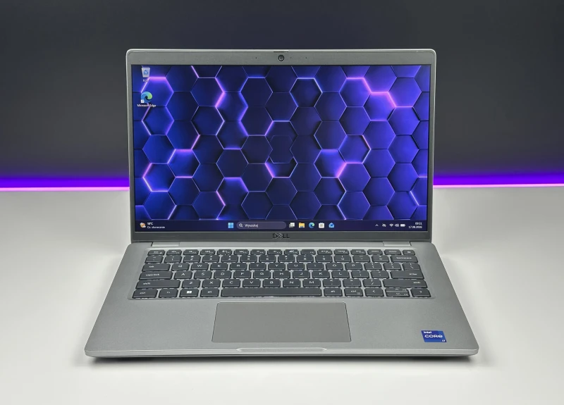 Dell Latitude 5440 z procesorem i7-1370P, ekranem 14" FHD i grafiką Intel Iris Xe Graphics. Laptop biznesowy z klawiaturą US i portami Thunderbolt 4.