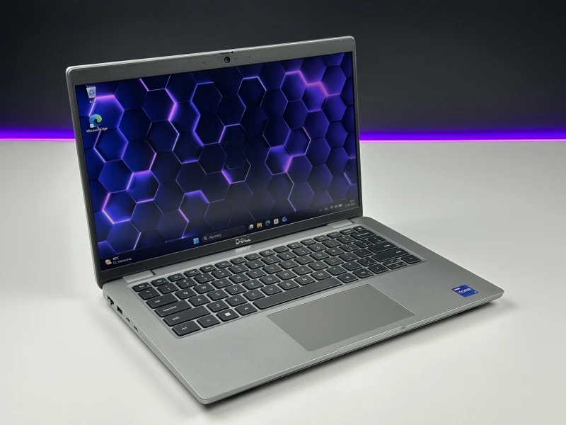 Dell Latitude 5440 z procesorem i7-1370P, ekranem 14" FHD i grafiką Intel Iris Xe Graphics. Laptop biznesowy z klawiaturą US i portami Thunderbolt 4.