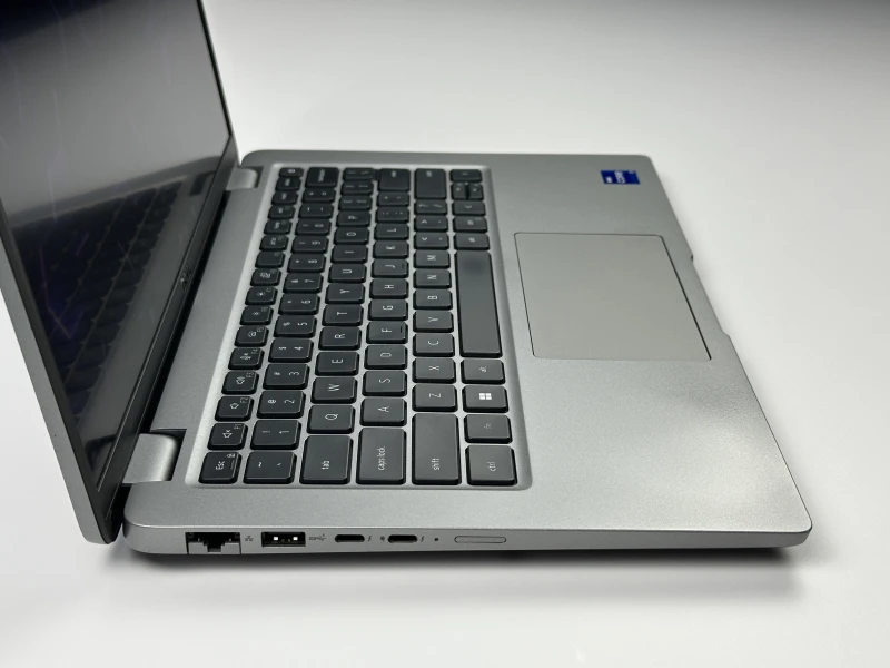 Dell Latitude 5440 z procesorem i7-1370P, ekranem 14" FHD i grafiką Intel Iris Xe Graphics. Laptop biznesowy z klawiaturą US i portami Thunderbolt 4.