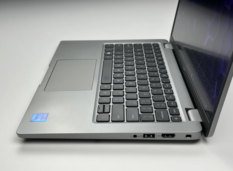 Dell Latitude 5440 z procesorem i7-1370P, ekranem 14" FHD i grafiką Intel Iris Xe Graphics. Laptop biznesowy z klawiaturą US i portami Thunderbolt 4.
