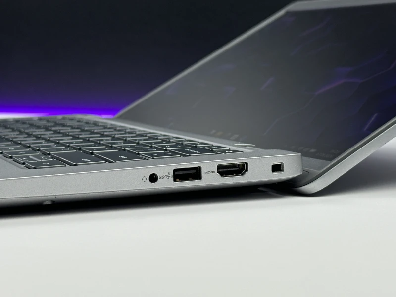 Dell Latitude 5440 z procesorem i7-1370P, ekranem 14" FHD i grafiką Intel Iris Xe Graphics. Laptop biznesowy z klawiaturą US i portami Thunderbolt 4.