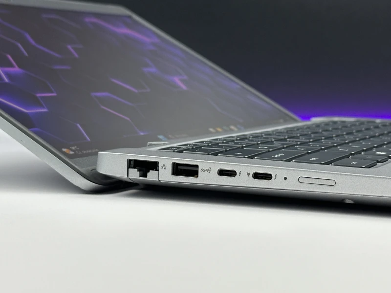 Dell Latitude 5440 z procesorem i7-1370P, ekranem 14" FHD i grafiką Intel Iris Xe Graphics. Laptop biznesowy z klawiaturą US i portami Thunderbolt 4.