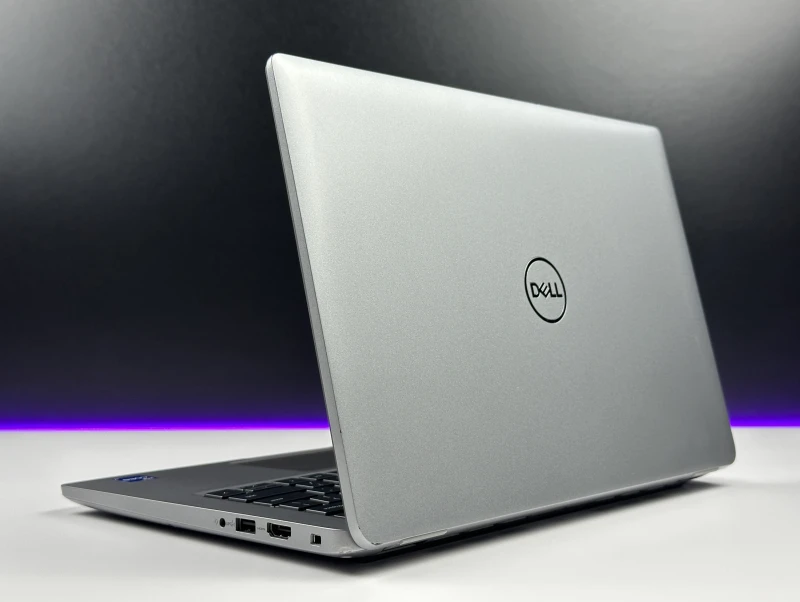 Dell Latitude 5440 z procesorem i7-1370P, ekranem 14" FHD i grafiką Intel Iris Xe Graphics. Laptop biznesowy z klawiaturą US i portami Thunderbolt 4.