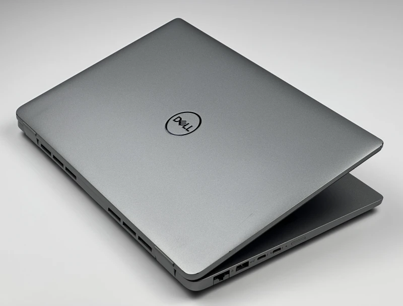 Dell Latitude 5440 z procesorem i7-1370P, ekranem 14" FHD i grafiką Intel Iris Xe Graphics. Laptop biznesowy z klawiaturą US i portami Thunderbolt 4.