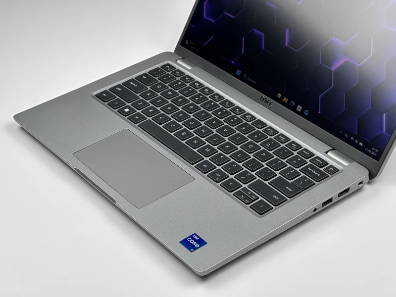 Dell Latitude 5440 z procesorem i7-1370P, ekranem 14" FHD i grafiką Intel Iris Xe Graphics. Laptop biznesowy z klawiaturą US i portami Thunderbolt 4.